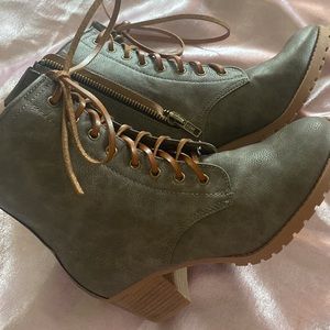 Greyish/green comfort ankle boots